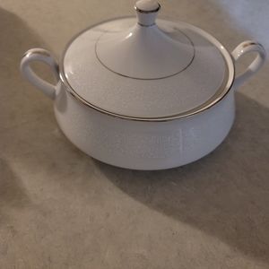 Crown Victoria collection Lovelace covered Vegetable Bowl